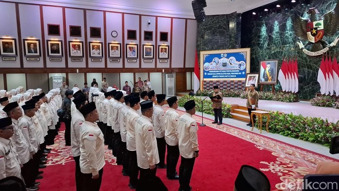 Pramono mengukuhkan 117 petugas haji. (Brigitta/detikcom)