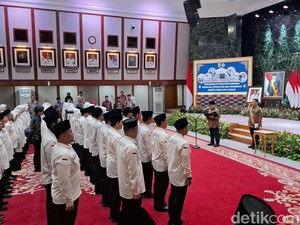 Pramono Kukuhkan 117 Petugas Haji, Ingatkan Layani Jemaah dengan Hati
