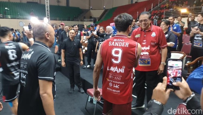 Presiden ke 6, Susilo Bambang Yudhoyono memberikan selamat kepada pemain LavAni di GOR Jatidiri, Semarang, Kamis (16/4/2026).