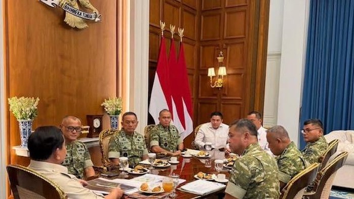 Presiden Prabowo menggelar rapat bersama Seskab Teddy, KSAD Jenderal Maruli, dan jajaran pejabat TNI AD, di Istana, Kamis (16/4/2026).