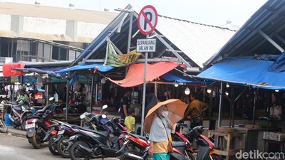 Rambu Diabaikan, Parkir Liar Motor Marak di Pasar Ciputat