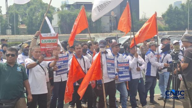 Ribuan buruh menggelar aksi demo yang sudah memadati gerbang depan DPR RI, Jakarta, Kamis (16/4/2026). (CNBC Indonesia/Chandra Dwi Pranata)