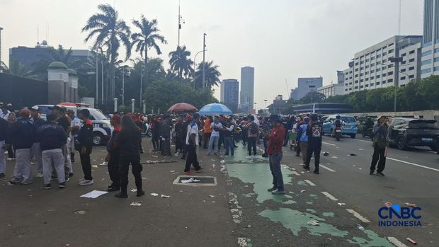 Ribuan buruh mulai membubarkan diri dari aksi demo di depan gedung DPR RI, Kamis (16/4/2026). (CNBC Indonesia/Chandra)