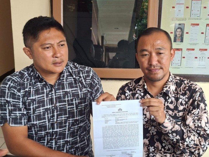 Rizal Nurdimansyah saat membuat laporan di Polres Kuningan dan dokumen pencatutan nama rizal sebagai pembeli Ferari Rp 4.2 M