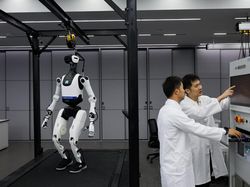 Robot Humanoid Diuji di Laboratorium Listrik China