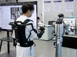Robot Humanoid Diuji di Laboratorium Listrik China