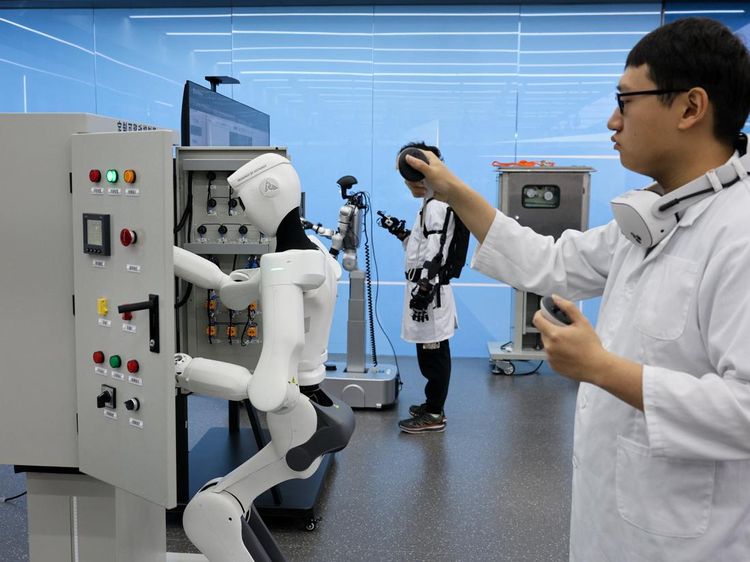 Robot Humanoid Diuji di Laboratorium Listrik China