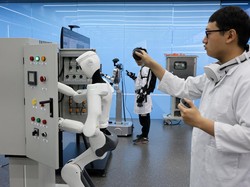 Robot Humanoid Diuji di Laboratorium Listrik China