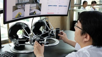 Robot humanoid itu dirancang untuk membantu pekerjaan berisiko tinggi di lingkungan jaringan listrik. REUTERS/Go Nakamura  