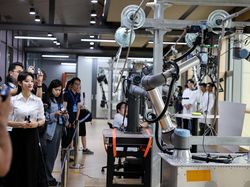 Robot Humanoid Diuji di Laboratorium Listrik China