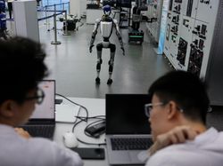 Robot Humanoid Diuji di Laboratorium Listrik China