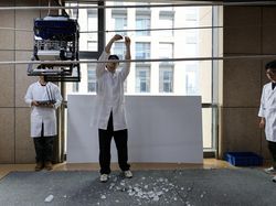 Robot Humanoid Diuji di Laboratorium Listrik China