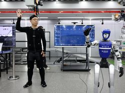 Robot Humanoid Diuji di Laboratorium Listrik China