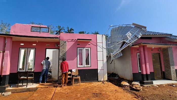 Rumah warga di Lubuklinggau ambruk usai dterjang angin kencang hingga dua anak terluka