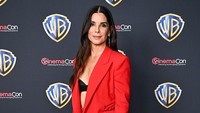 Merah Menyala, Gaya Sandra Bullock Eksis di Red Carpet Setelah 4 Tahun Absen