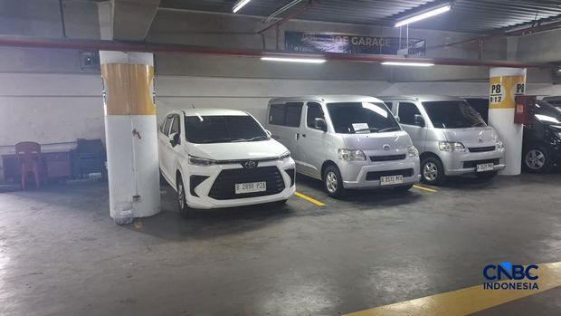 Sejumlah mobil Gran Max bekas banyak ditawarkan di WTC Mangga Dua, Jakarta, Rabu (15/4/2026). (CNBC Indonesia/Chandra Dwi Pranata)