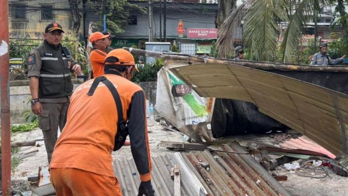 Sejumlah petugas saat merobohkan bangunan liar di Jakarta, Kamis (16/4/2026).