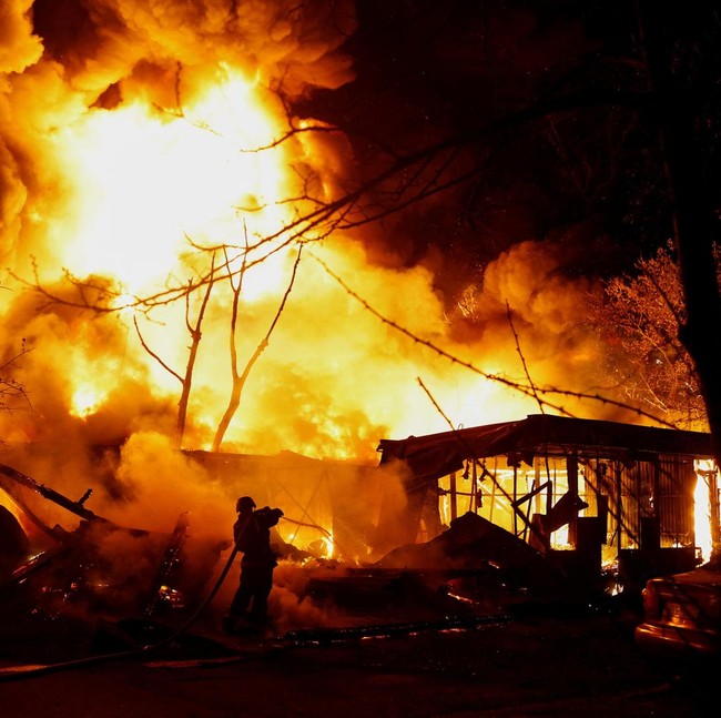 Serangan Rudal Rusia Picu Kebakaran Hebat di Kyiv