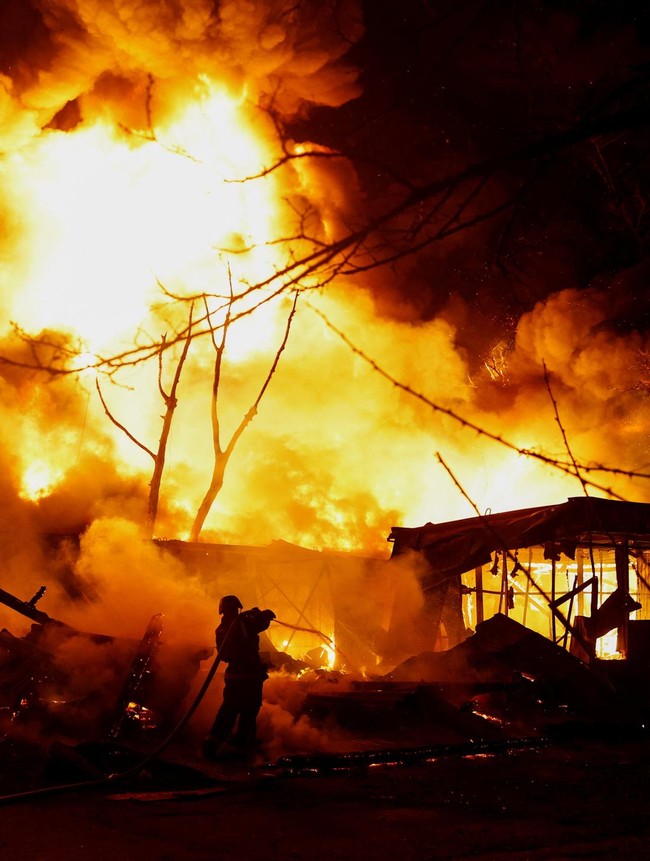 Serangan Rudal Rusia Picu Kebakaran Hebat di Kyiv