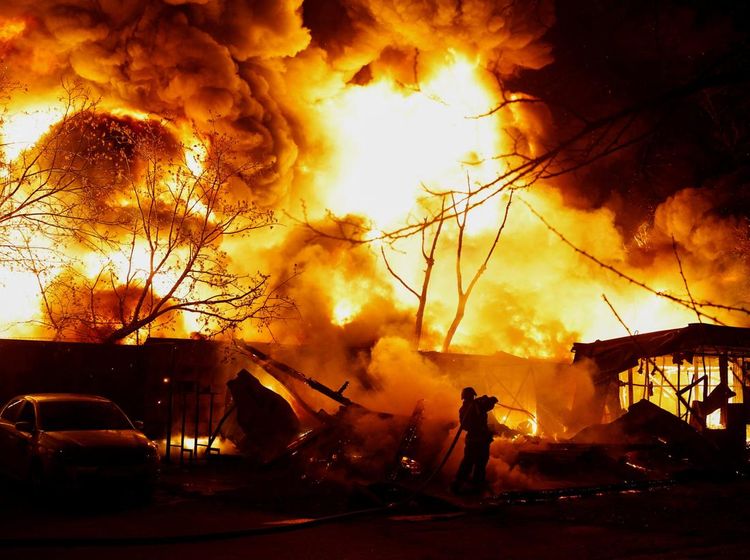 Serangan Rudal Rusia Picu Kebakaran Hebat di Kyiv