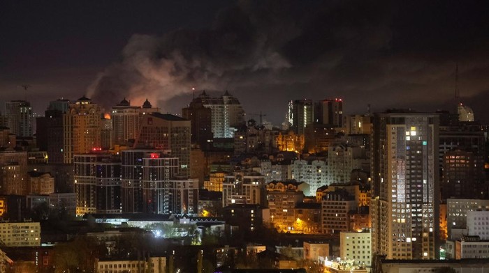 Ilustrasi serangan rudal Rusia di Kyiv, ibu kota Ukraina (Foto: REUTERS/Valentyn Ogirenko)