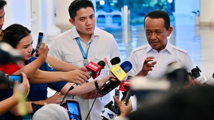 Seskab Teddy Indra Wijaya bersama Menteri ESDM Bahlil Lahadalia di Kompleks Istana Kepresidenan, Jakarta, Kamis (16/4/2026).