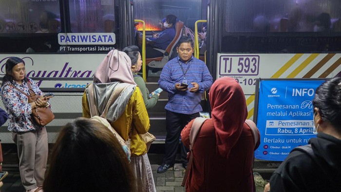 Penumpang berada di dalam bus Royaltrans di Cibubur, Jakarta Timur, Kamis (16/4/2026). PT Transjakarta melakukan evaluasi menyeluruh terhadap sistem pemesanan tiket pada layanan bus Royaltrans setelah terjadi kericuhan penumpang pada Rabu (15/4/2026), dimana hal tersebut dipicu oleh minimnya pemahaman pengguna jasa terkait perubahan mekanisme pembelian tiket yang kini dilakukan secara daring. ANTARA FOTO/Yulius Satria Wijaya/agr