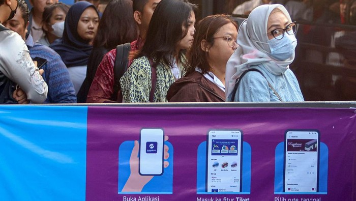 Penumpang berada di dalam bus Royaltrans di Cibubur, Jakarta Timur, Kamis (16/4/2026). PT Transjakarta melakukan evaluasi menyeluruh terhadap sistem pemesanan tiket pada layanan bus Royaltrans setelah terjadi kericuhan penumpang pada Rabu (15/4/2026), dimana hal tersebut dipicu oleh minimnya pemahaman pengguna jasa terkait perubahan mekanisme pembelian tiket yang kini dilakukan secara daring. ANTARA FOTO/Yulius Satria Wijaya/agr