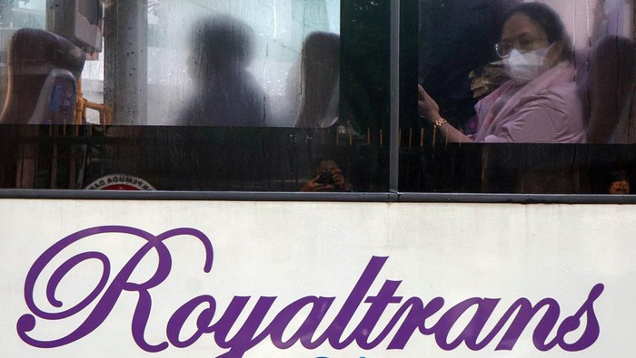 Penumpang berada di dalam bus Royaltrans di Cibubur, Jakarta Timur, Kamis (16/4/2026). PT Transjakarta melakukan evaluasi menyeluruh terhadap sistem pemesanan tiket pada layanan bus Royaltrans setelah terjadi kericuhan penumpang pada Rabu (15/4/2026), dimana hal tersebut dipicu oleh minimnya pemahaman pengguna jasa terkait perubahan mekanisme pembelian tiket yang kini dilakukan secara daring. ANTARA FOTO/Yulius Satria Wijaya/agr