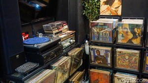 Selain kaset, tersedia juga piringan hitam dari berbagai genre musik. 