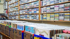 Deretan kaset pita tersusun rapi, menghadirkan nuansa nostalgia bagi pecinta musik. 