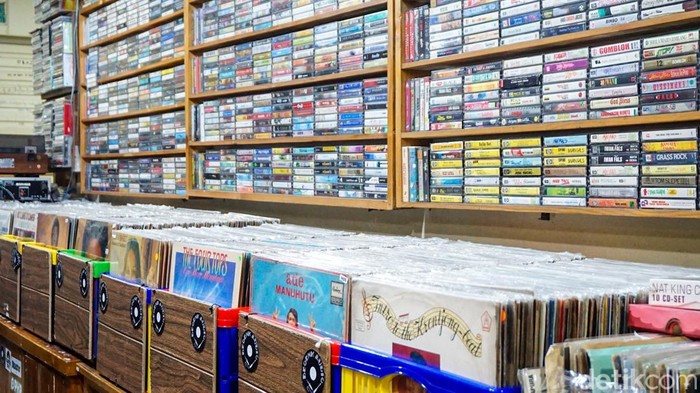 Sejumlah pengunjung melihat-lihat koleksi kaset di Blok M Square, Jakarta Selatan, Kamis (16/4/2026). Di tengah pesatnya perkembangan teknologi digital, tempat ini masih menjadi tujuan pecinta musik analog.