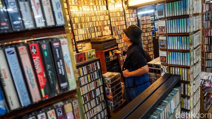 Sejumlah pengunjung melihat-lihat koleksi kaset di Blok M Square, Jakarta Selatan, Kamis (16/4/2026). Di tengah pesatnya perkembangan teknologi digital, tempat ini masih menjadi tujuan pecinta musik analog.