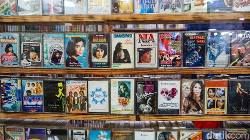 Sejumlah pengunjung melihat-lihat koleksi kaset di Blok M Square, Jakarta Selatan, Kamis (16/4/2026). Di tengah pesatnya perkembangan teknologi digital, tempat ini masih menjadi tujuan pecinta musik analog.