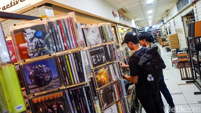 Sejumlah pengunjung melihat-lihat koleksi kaset di Blok M Square, Jakarta Selatan, Kamis (16/4/2026). Di tengah pesatnya perkembangan teknologi digital, tempat ini masih menjadi tujuan pecinta musik analog.