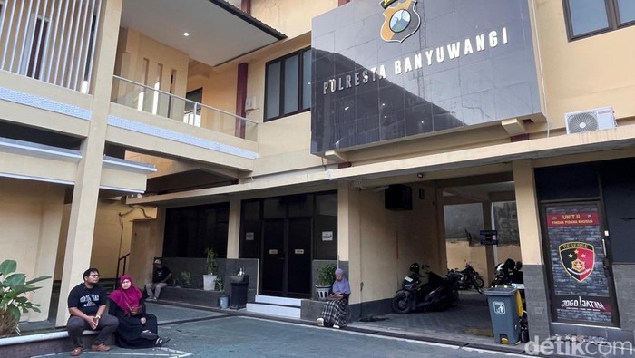 Suasana di Polresta Banyuwangi saat Bule Rusia diperiksa.