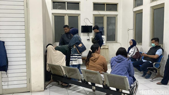 Suasana di rumah sakit usai jenazah korban longsor dievakuasi