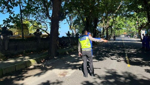 Polisi olah TKP di Jalur Amlapura-Denpasar, Desa Bugbug, Karangasem, Kamis (16/4/2026). (foto: dok. Satlantas Polres Karangasem)