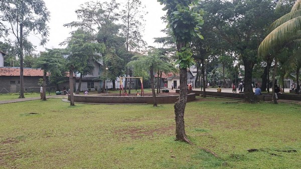 Potret Taman Mahoni yang Gratis dan Sejuk di Jakarta Timur