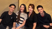 Unggahan Tamara Bleszynski terkait restu mendapat komentar Teuku Rassya dan Cleantha Islan. Pasangan suami-istri baru ini kompak memberi emoji tanda hati putih. (Foto: dok instagram Tamara Bleszynski)