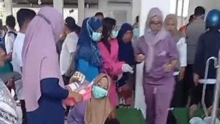 Tangkapan layar Petugas medis menangani siswa yang diduga keracunan makanan MBG di Kabupaten Kepulauan Anambas (istimewa)