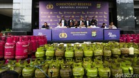 Dari hasil penyelidikan, pelaku menjalankan modus dengan memindahkan gas dari tabung subsidi ukuran 3 kilogram ke tabung non-subsidi berukuran 12 kilogram dan 50 kilogram.
