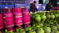 Dalam konferensi pers yang digelar di Polda Metro Jaya, Jakarta, Kamis (16/4/2026), petugas menunjukkan sejumlah barang bukti berupa ratusan tabung gas serta peralatan yang digunakan untuk memindahkan isi elpiji.