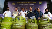 Polisi juga mengamankan sejumlah tersangka yang diduga terlibat dalam jaringan sindikat tersebut.