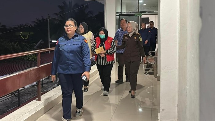 Tersangka RD saat digiring petugas kejaksaan. (Foto: dok. Kejari Binjai)