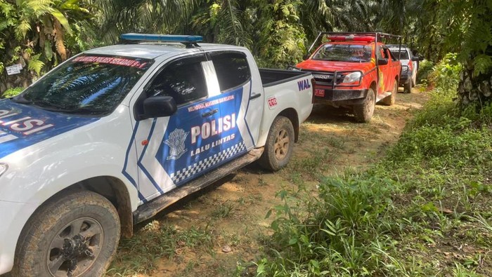 Tim SAR Gabungan melakukan pencarian helikopter hilang kontak di Sekadau melalui jalur darat