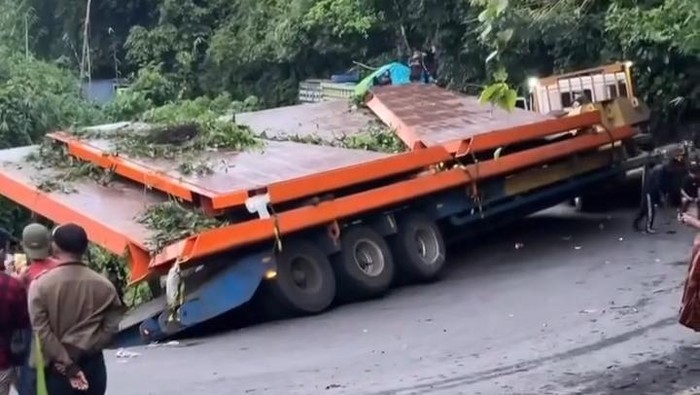 Trailer terperosok di Jalinsum Muara Enim