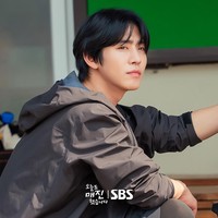 Untuk perannya sebagai petani, Ahn Hyo Seop totalitas belajar mengendarai mobil traktor. Foto: dok. SBS