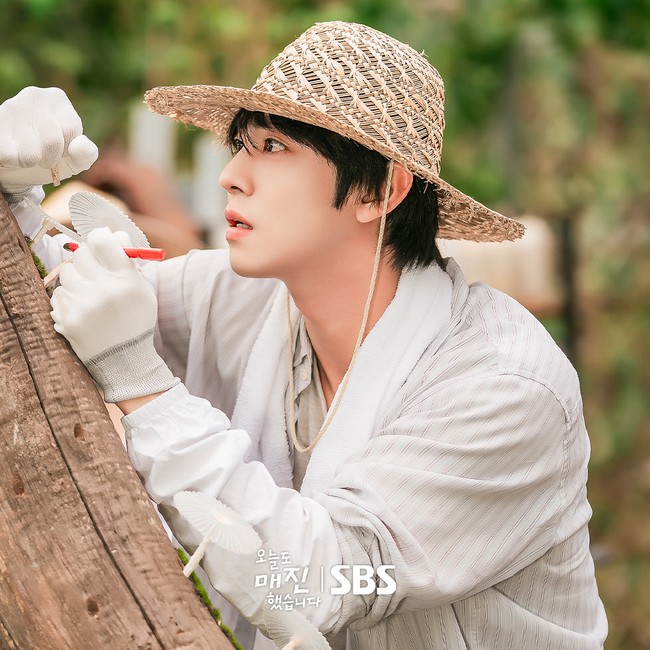 Kehidupannya yang damai di desa berubah setelah kedatangan Chae Won Bin, yang diceritakan sebagai pembawa acara TV. Foto: dok. SBS