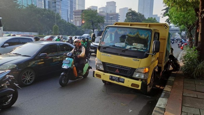 Truk Gangguan di Gatsu Arah Semanggi Pagi Ini